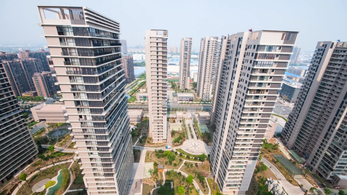 Se zdruncină piața imobiliară din China. Autoritățile vor să își ia mâna de pe companii și să le lase să dea faliment