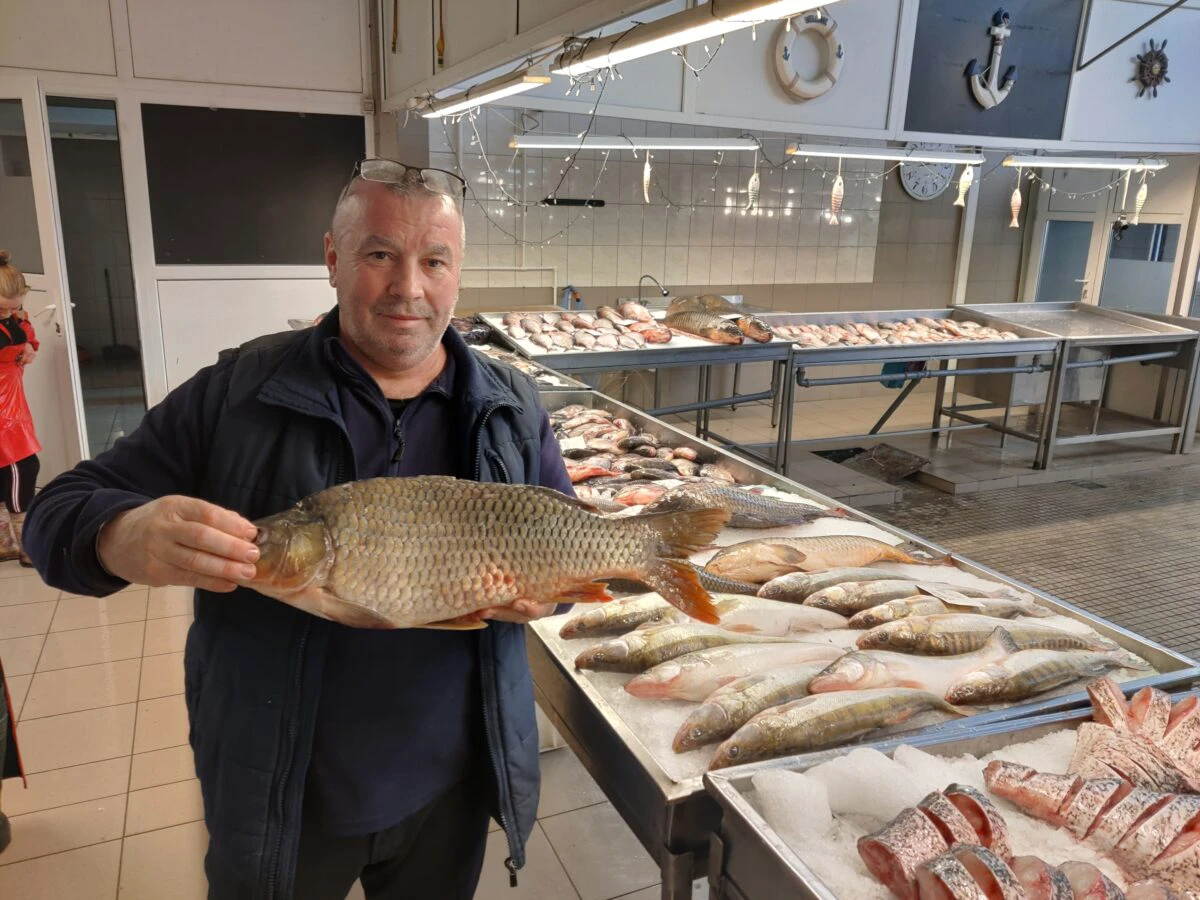”Antreprenor de Obor” (9). Vasile Teican, omul care aduce pește proaspăt din Deltă în București. Cel mai mare stand din Obor