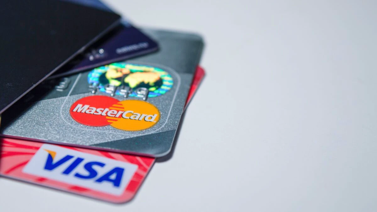 Limitarea comisioanelor la carduri. Acordul la care au ajuns giganții Visa și Mastercard