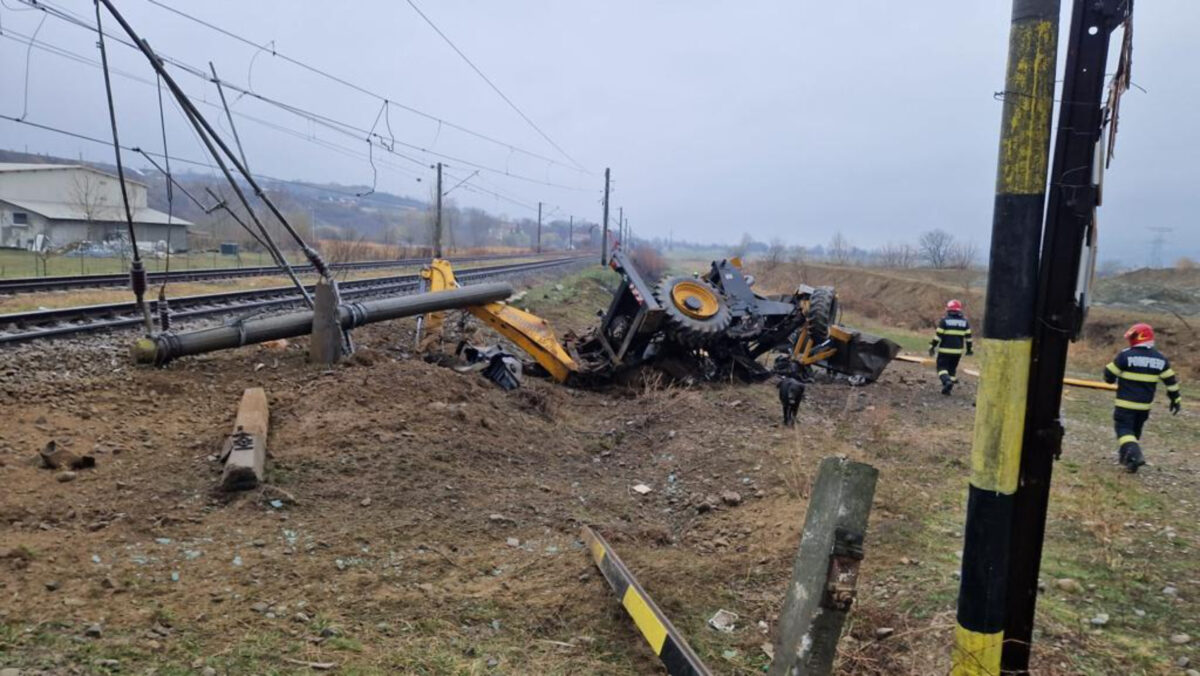 Accident feroviar mortal în România. Un tren a lovit un buldoexcavator