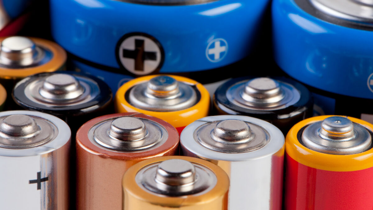 Bateriile cu sodiu ar putea fi soluția pentru viitorul tehnologiilor electrice? La ce lucrează marile companii