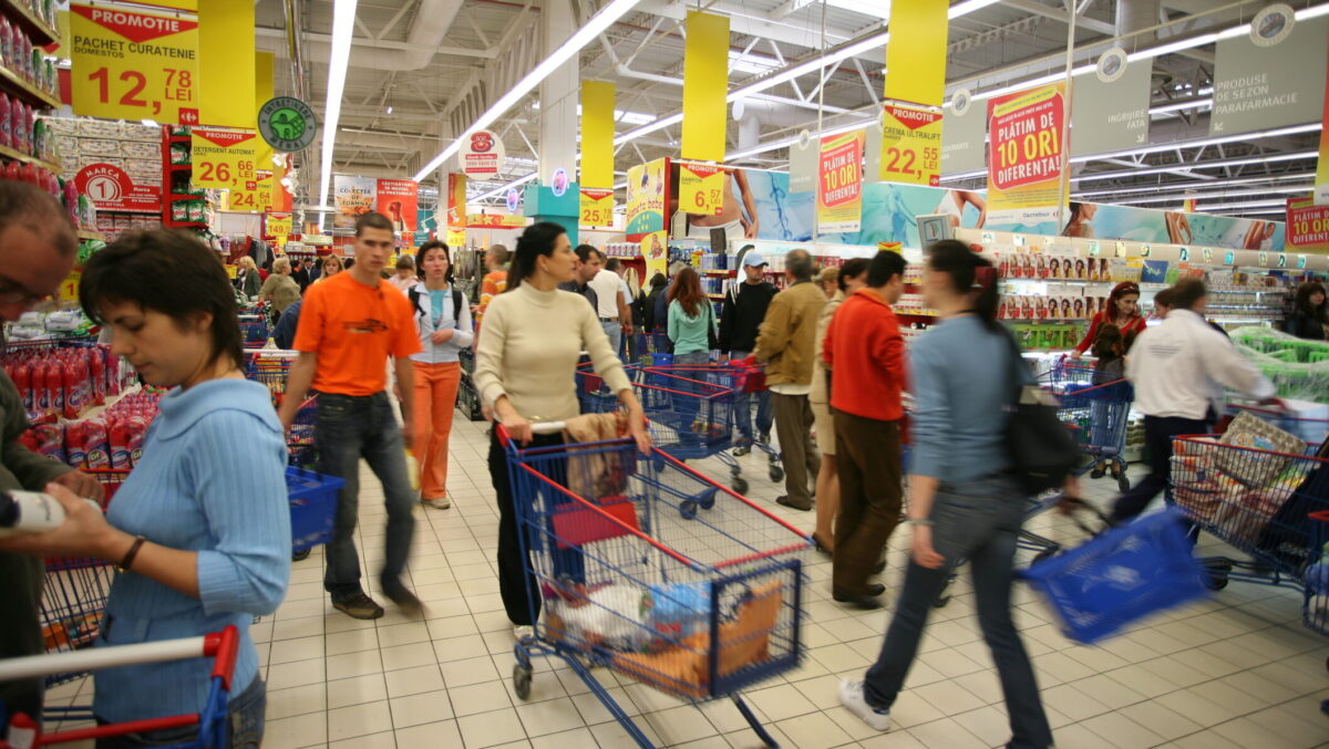 Reduceri de 90% în magazinele din România. Klaus Iohannis a promulgat legea