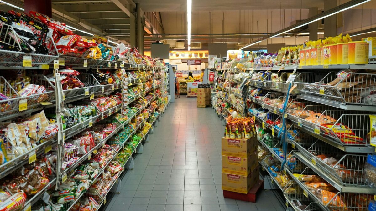 Supermarketurile din România sunt mai scumpe decât cele din Grecia