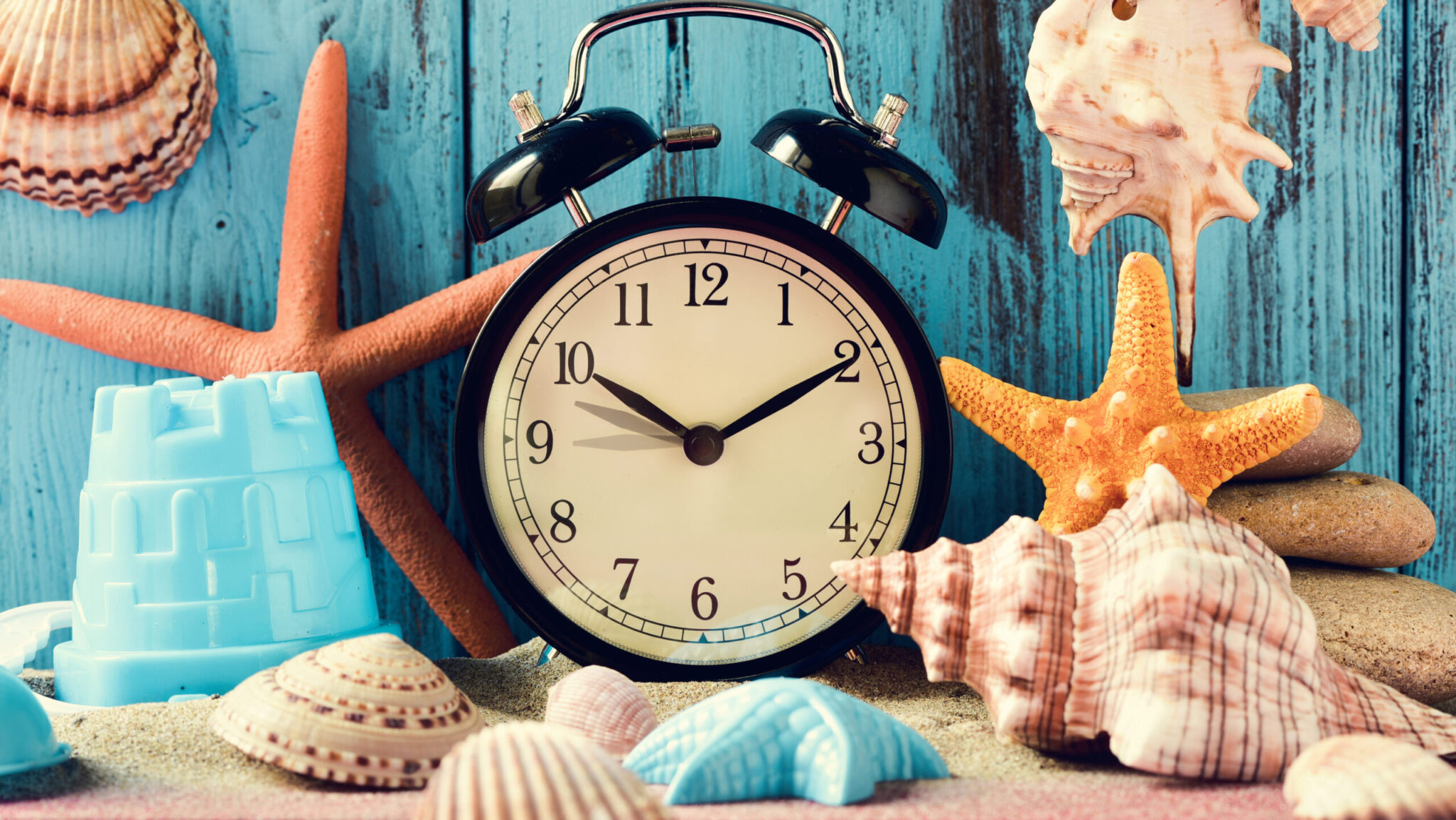 An hour is a sea. Watch и пляж. An hour is a sea. An hour is a sea. Песочные часы пустые.