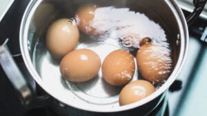 ouă fierte