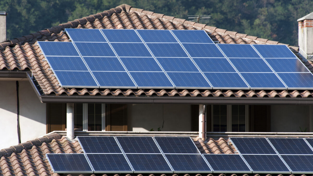 Panouri solare pe acoperiș. Cum poți afla dacă e soluția potrivită pentru casa ta