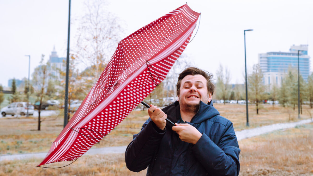 Vreme urâtă în România! Meteorologii anunță ploi și vânt puternic