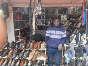 Ansuman Touray are un magazin cu încălțăminte la Hala Obor