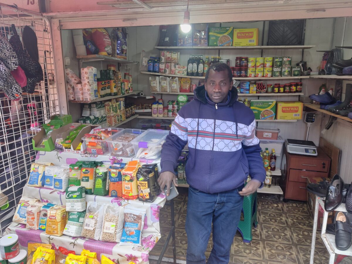 De trei luni, Ansuman Touray vinde și produse alimentare la standul său