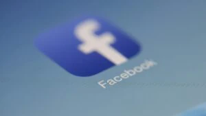 Facebook, retea de socializare