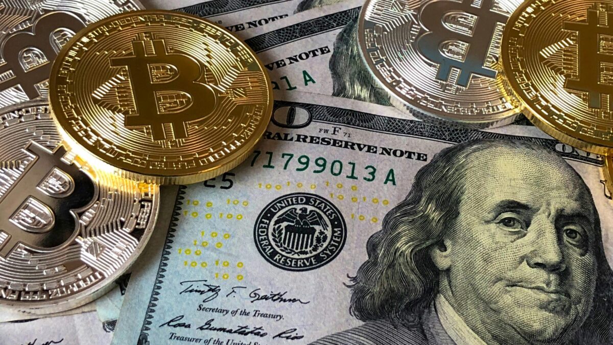 Bitcoin a crescut din nou. Preţul criptomonedei a urcat cu mai mult de 5%