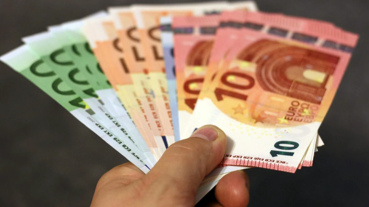 Se dau sute de euro de la statul român. Începe plata de pe 15 mai