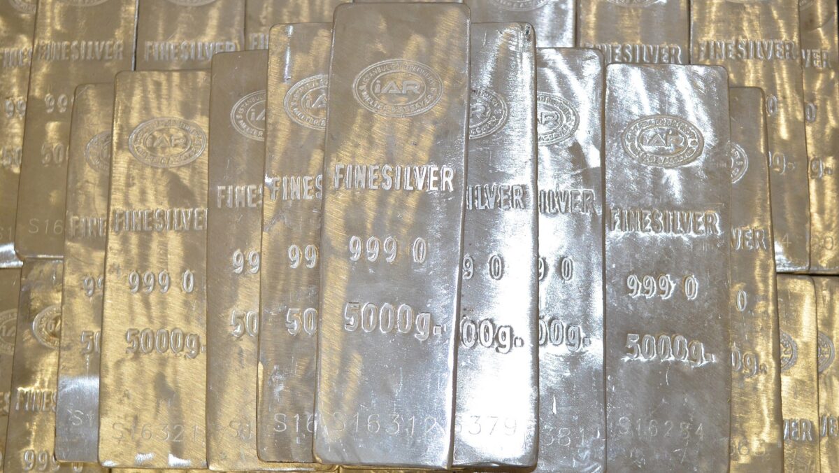 Argintul s-a scumpit masiv. Cu cât a crescut prețul de la începutul anului până acum