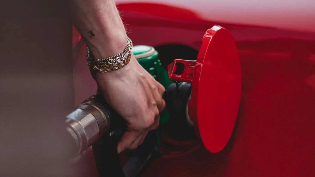 Prețul benzinei începe să scadă. Cât costă un plin azi, 16 mai