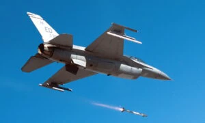 Rachete AIM-9 Sidewinder pe un avion F-16 Fighting Falcon