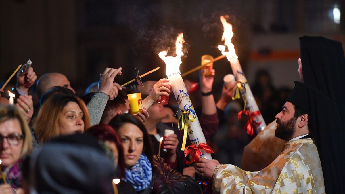 Lumina Sfântă a ajuns în România. PS Varlaam: Lumina lui Hristos să aducă prezenţa lui cerească