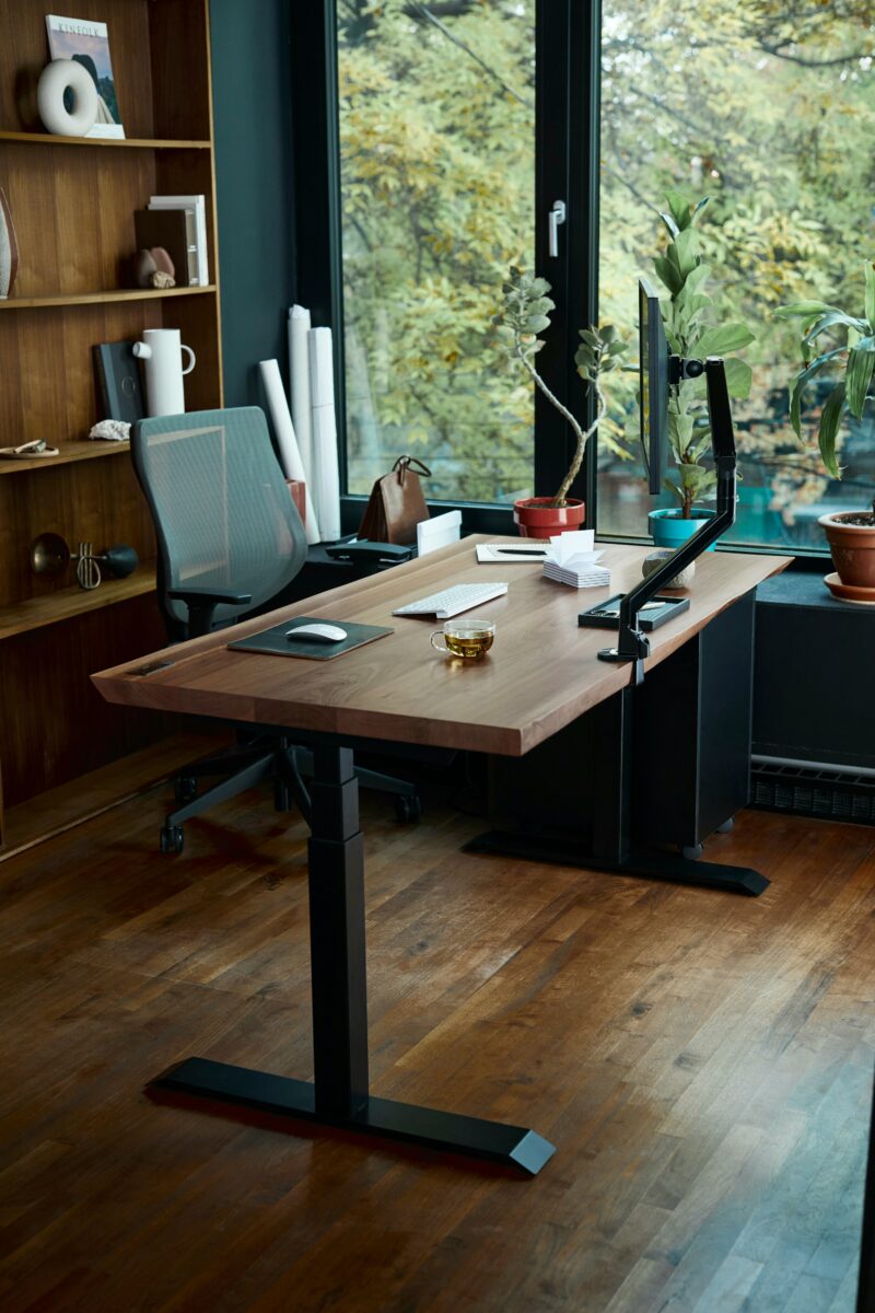 De ce trebuie să ai o masă extensibilă în casa ta: poate fi de la birou la masă de luat cina fără probleme