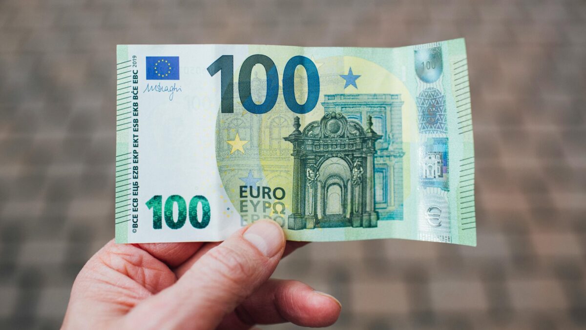 Vouchere de 200 de euro decise în România. Cine sunt cei care vor primi sumele