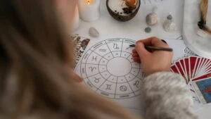 femeie care deseneaza un horoscop