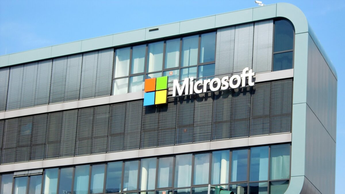 Noi probleme pentru Microsoft. Compania a fost ținta unui atac cibernetic. Ce servicii au picat