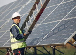 România mizează pe panouri solare. Ministrul Burduja: Energie sigură, la un preţ corect