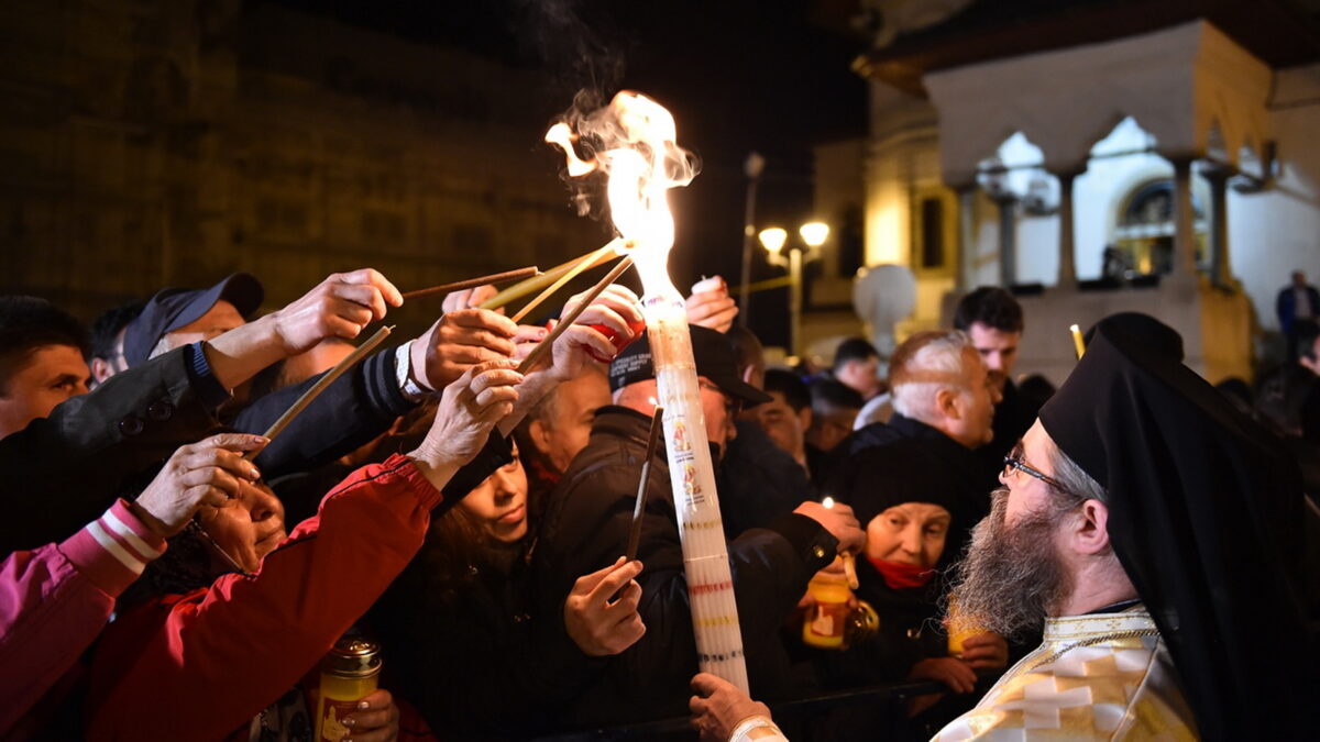 S-a aprins Lumina Sfântă la Ierusalim. Cum se petrece marele miracol al ortodoxiei (VIDEO)