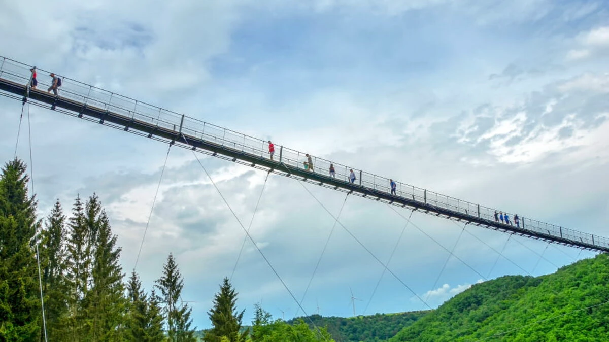 România poate construi cel mai înalt pod suspendat din Europa: Va deschide o mare zonă turistică