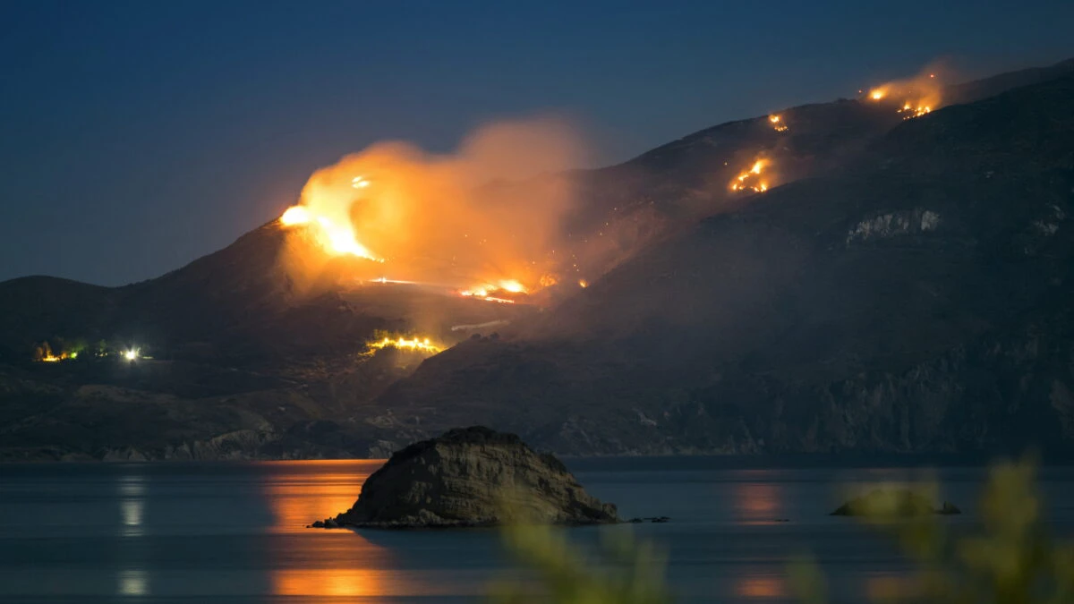 Incendiu masiv la câțiva km de Atena. Unde pot cere ajutor românii aflați în Grecia