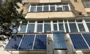 Panourile solare de balcon schimbă regulile în Marea Britanie. Cât costă sistemele care se conectează la priză