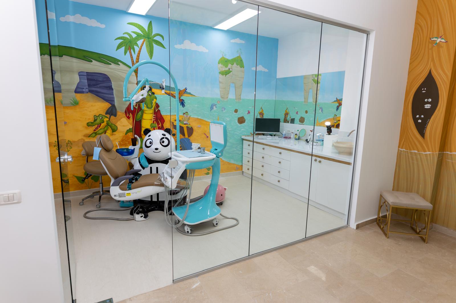 Cabinet pentru copii dintr-o clinică Dr. Ardeleanu