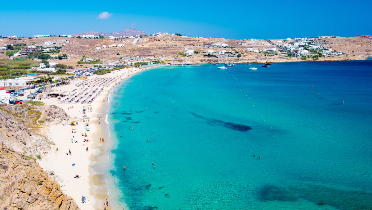 Au tăiat prețurile pe una dintre cele mai populare insule din Grecia. Cât costă cazarea în 2024