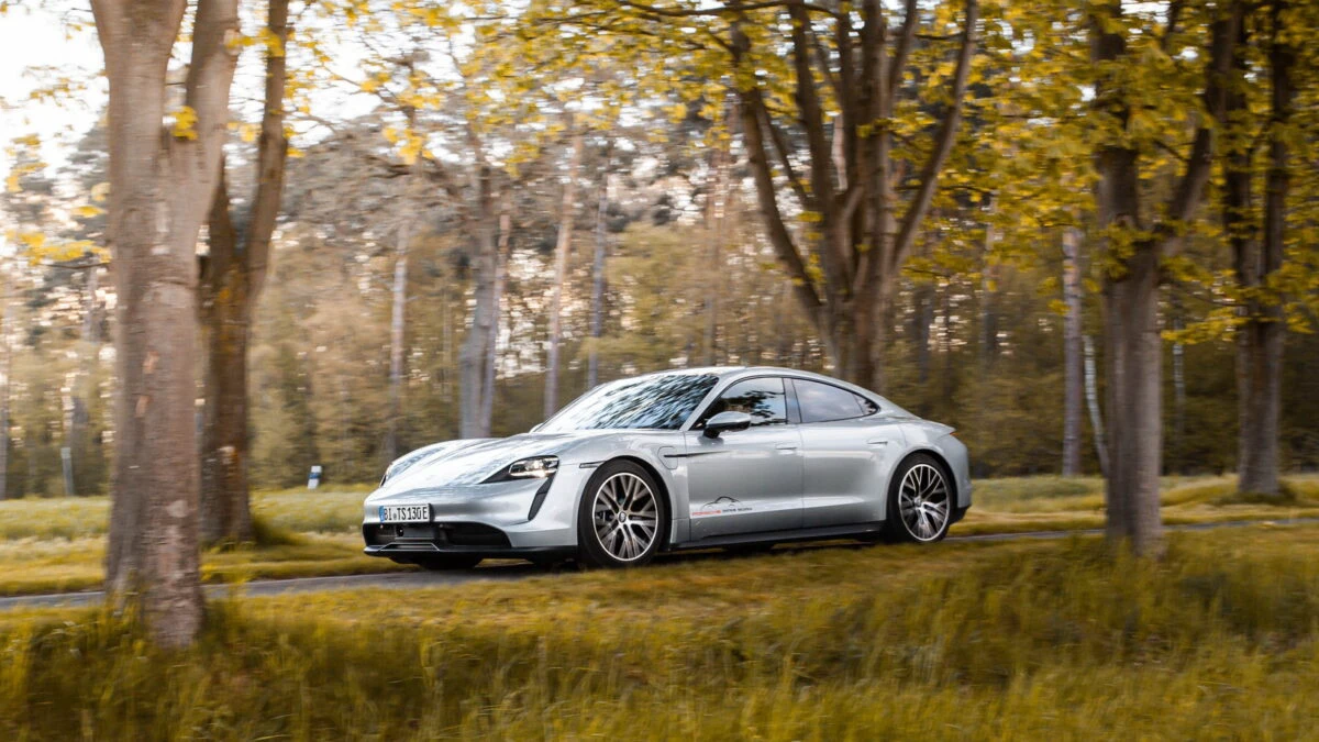 Porsche își temperează ambițiile privind vehiculele electrice. Tranziția va dura ani de zile