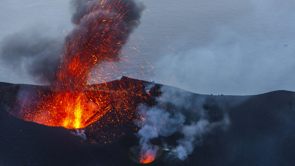 Vulcanul Stromboli a erupt azi, 11 iulie. Imagini spectaculoase din Italia (VIDEO)
