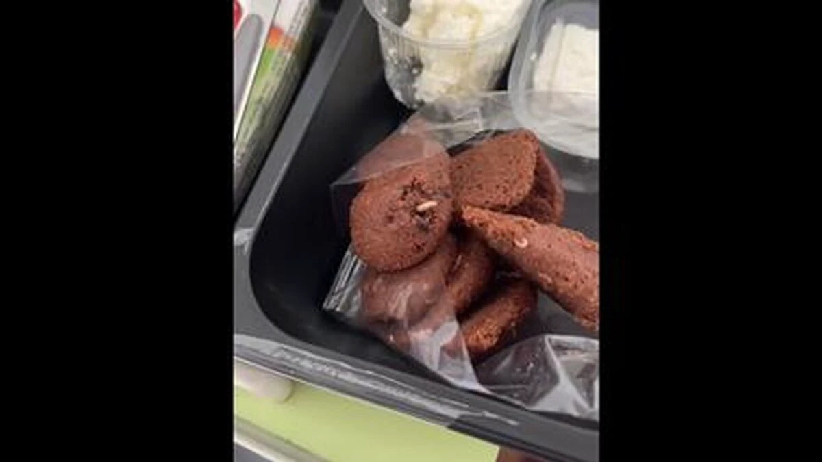 Imagini îngrozitoare la Spitalul Fundeni. Un pacient a primit biscuiți cu viermi
