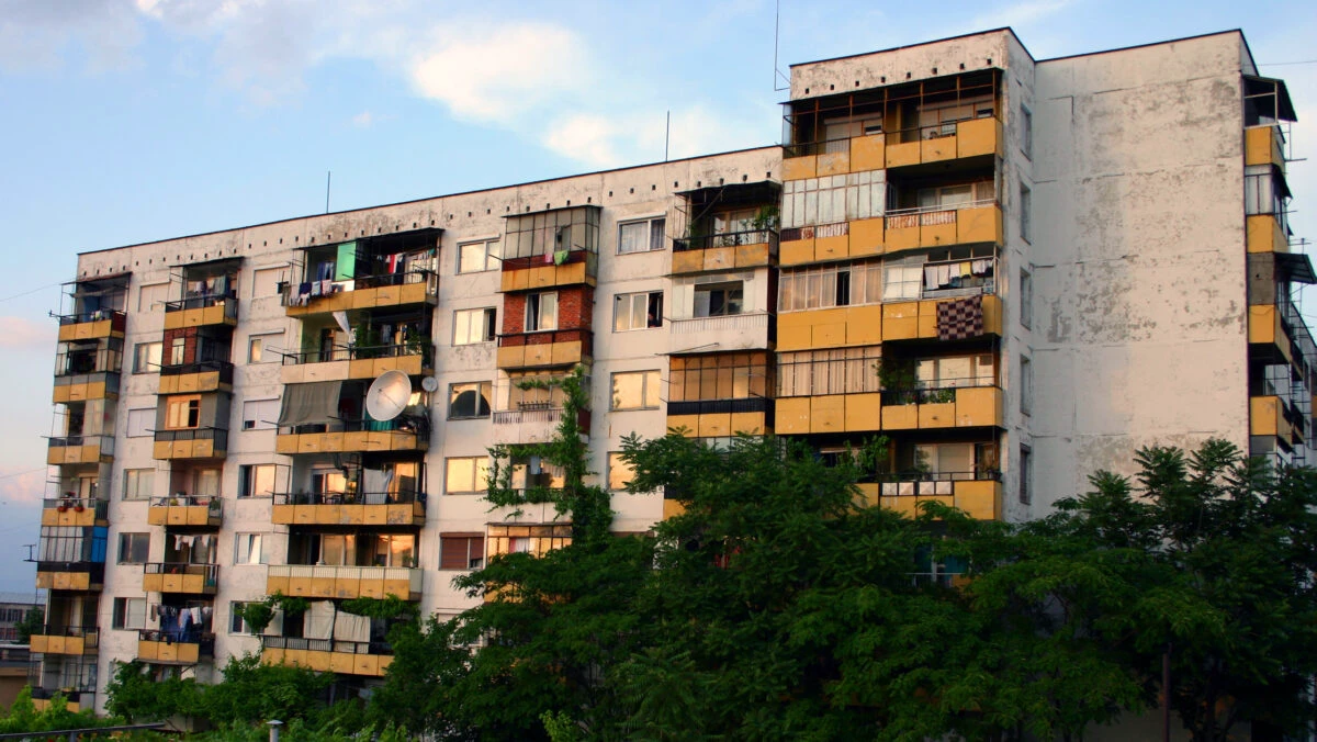 Nu e permis pentru românii cu balcon la bloc. Asociația de proprietari trebuie să dea acord în scris