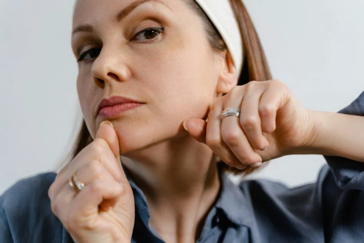 Beneficiile masajului facial pentru prevenirea ridurilor