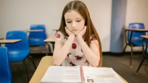 Întârzii să-ți iei copilul de la școală sau grădiniță? În ce situații pot interveni autoritățile și ce riscă părinții