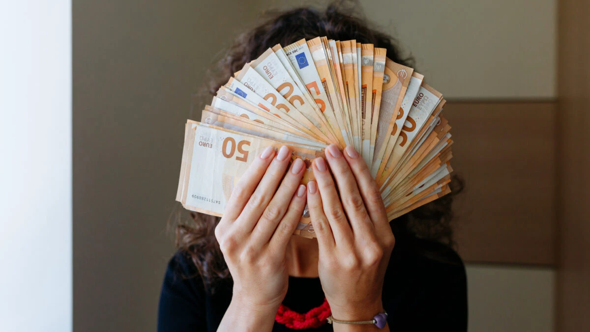 Bani pentru femeile din România. Se dau mii de euro de persoană. Cerere până pe 12 septembrie