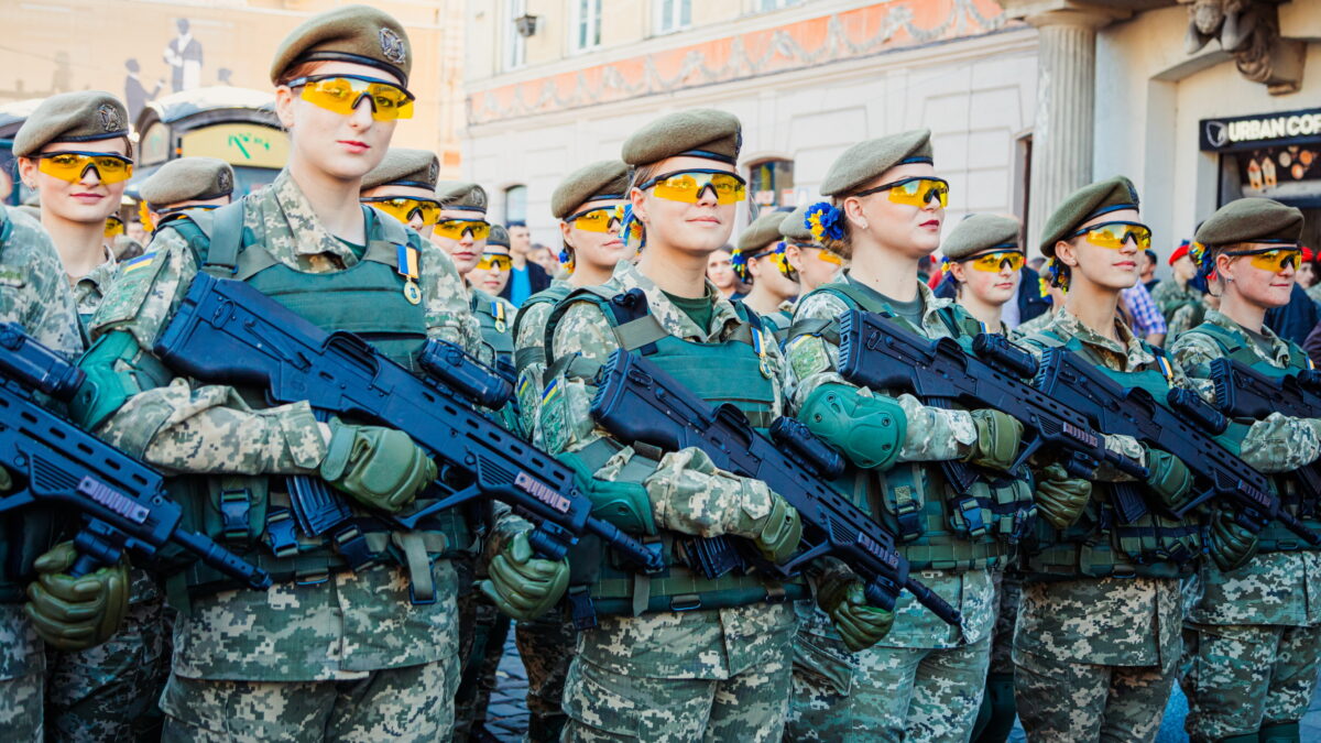 Serviciu militar obligatoriu și pentru femei: „Să asigurăm egalitate”. Cine pregăteşte decizia