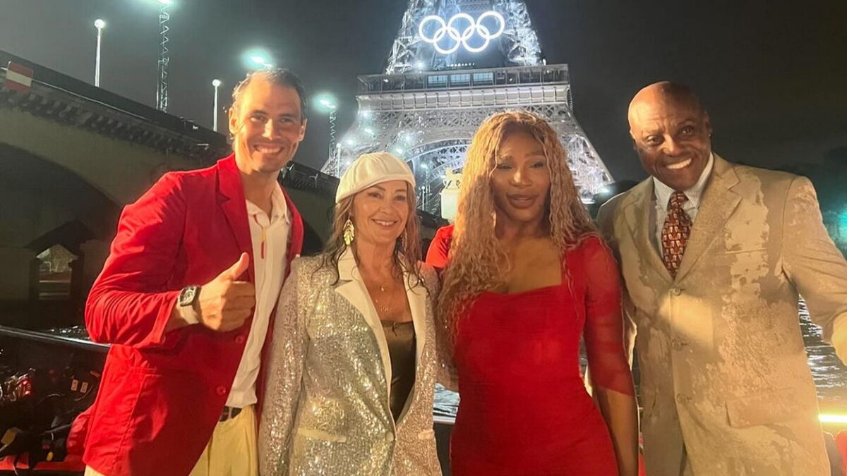 Nadia Comăneci a purtat flacăra olimpică pe Sena. Emoţii mari pentru sportivii care o însoțeau (VIDEO)
