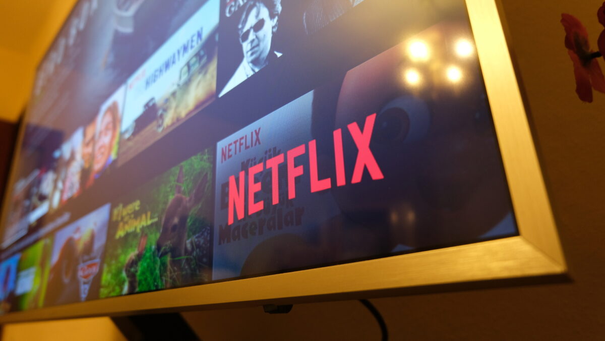 Netflix își sporește numărul de abonați și veniturile. A interzis partajarea parolelor