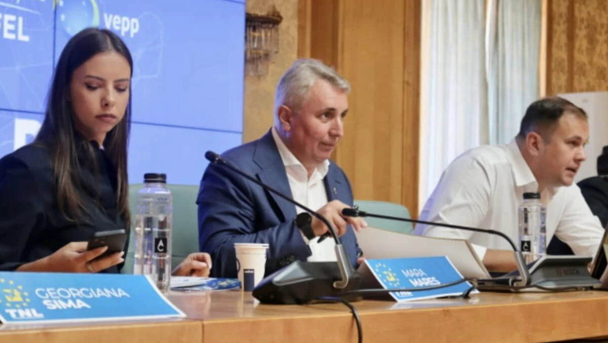 Lucian Bode, prins în imagini alături de primarul anchetat din Sinaia. Vilă de lux ridicată pe terenul familiei Oprea (FOTO)