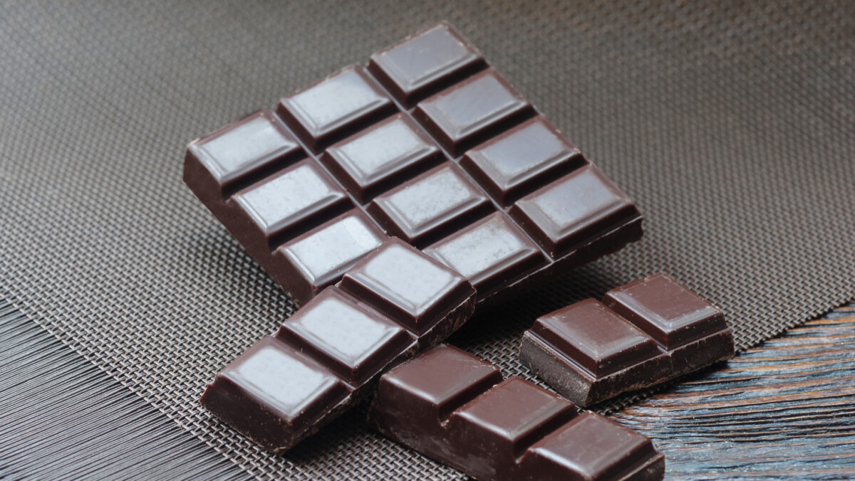 Ciocolata neagră poate conține metale grele. Ce s-a descoperit acum