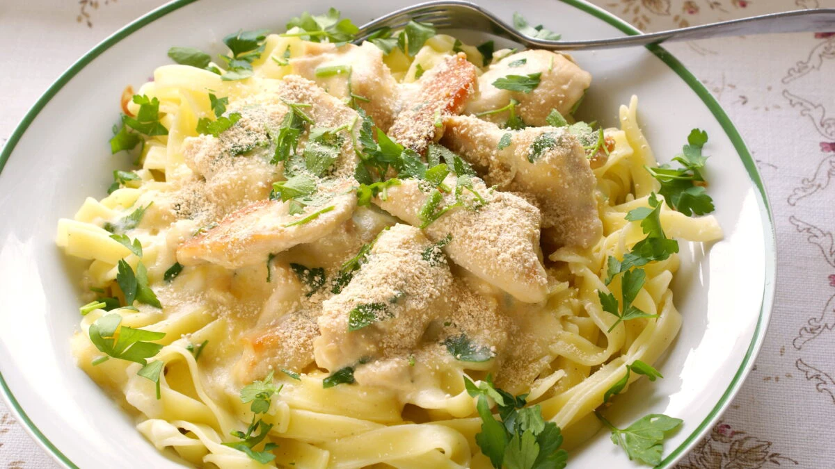 paste fettucino alfredo cu pui