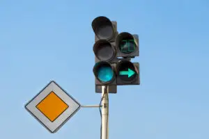 Cod Rutier 2026. Regula pe care mulți șoferi o greșesc la verde intermitent. Marcajul care face diferența