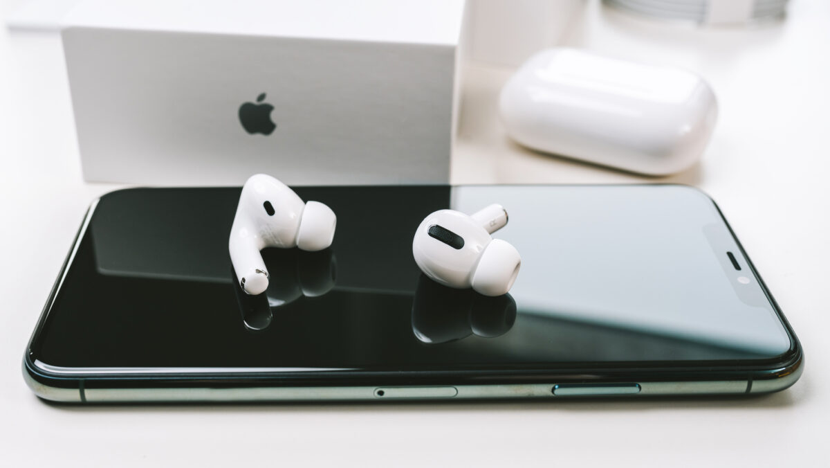 Apple va vinde AirPods-uri cu aparate auditive încorporate