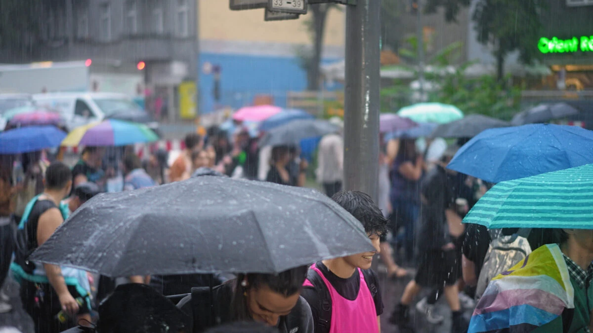 Ploi torenţiale şi temperaturi de 15 grade în România. Unde se strică vremea. Alertă meteo ANM