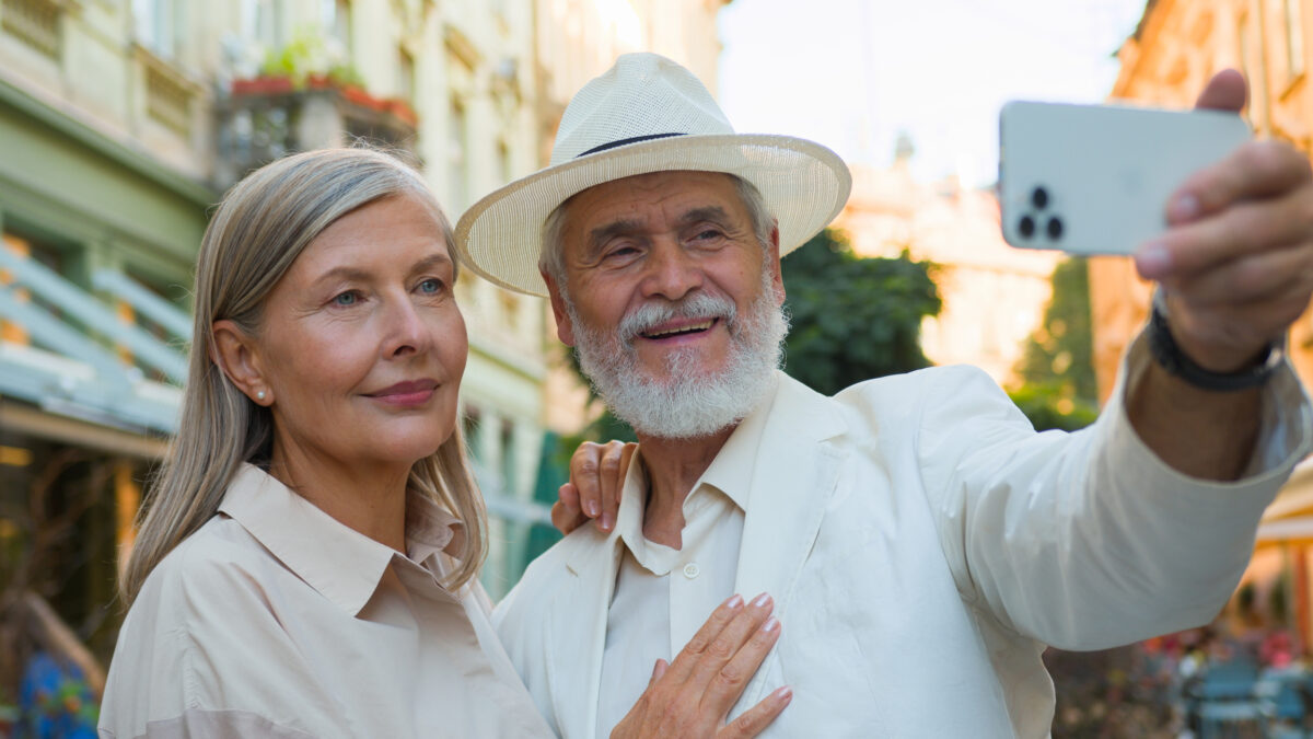 telefon mobil smartphone pensionari oameni in varsta