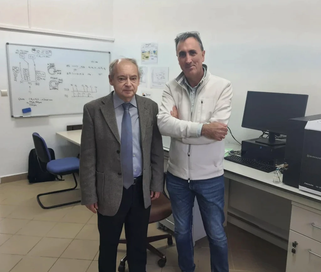 Profesorul Călin Baciu și dr. Giuseppe Etiope în laboratorul ENGAGE. 