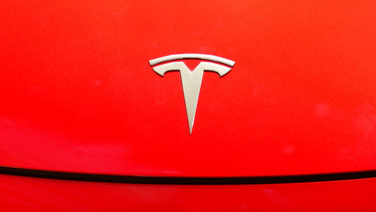 SUA verifică 2,4 milioane de mașini Tesla. Un vehicul cu sistem FSD a lovit mortal un pieton